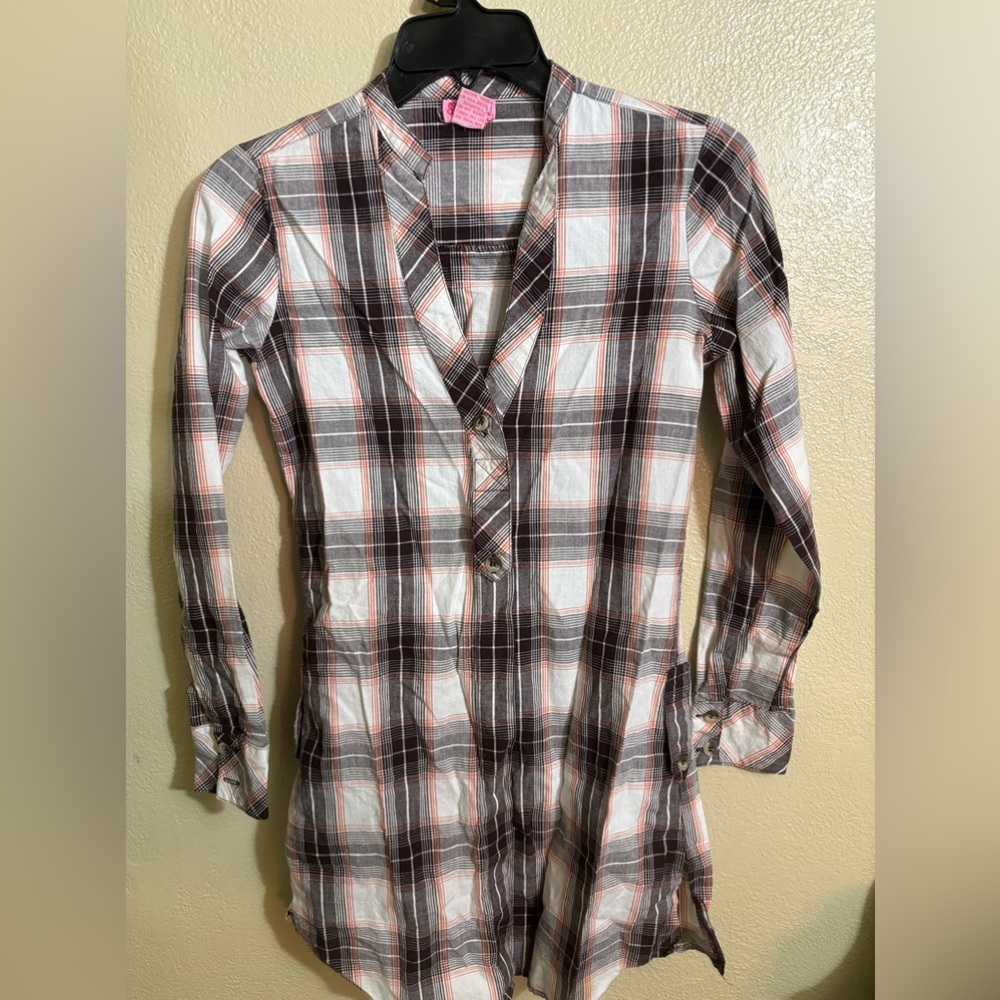 Form fitting women’s flannel